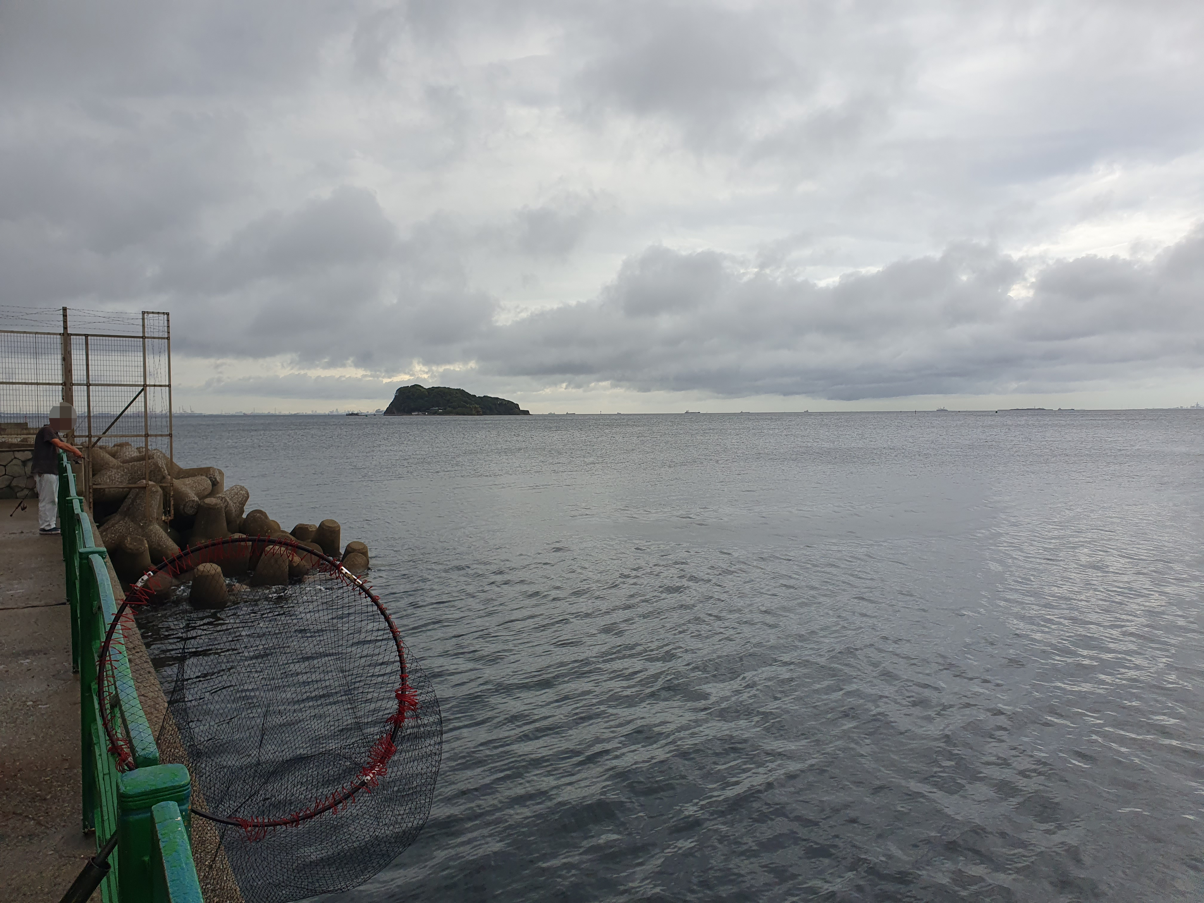 【横須賀海辺つり公園】夕まづめに太刀魚と秋イカを狙え！！